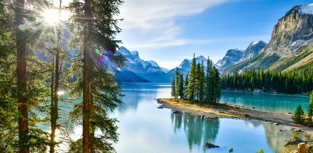 Panorama,View,Beautiful,Spirit,Island,In,Maligne,Lake,,Jasper,National